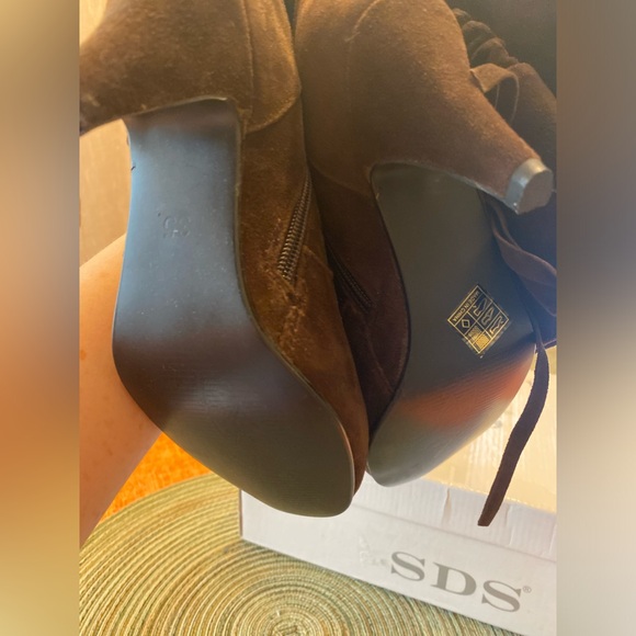 Genuine leather brown suede boots. - Picture 10 of 10